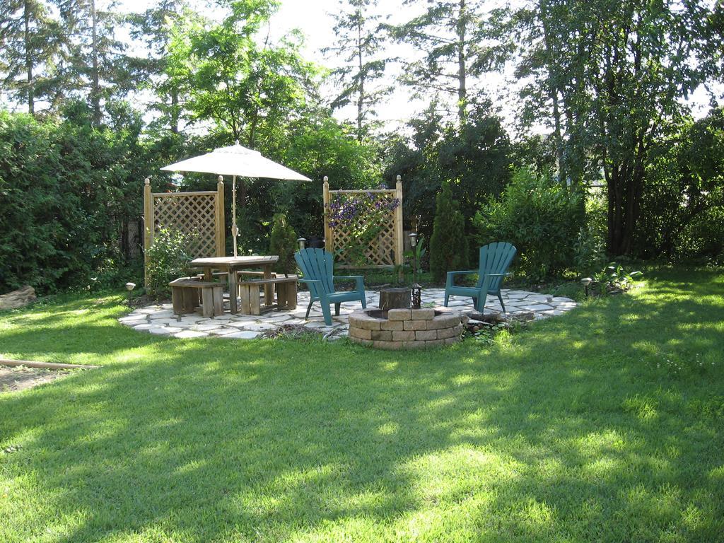Twin Pines Bed And Breakfast Peterborough Exterior photo