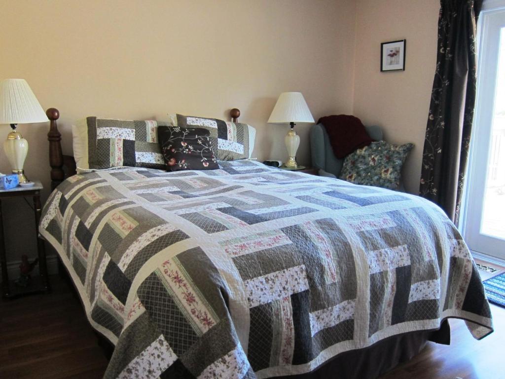 Twin Pines Bed And Breakfast Peterborough Exterior photo