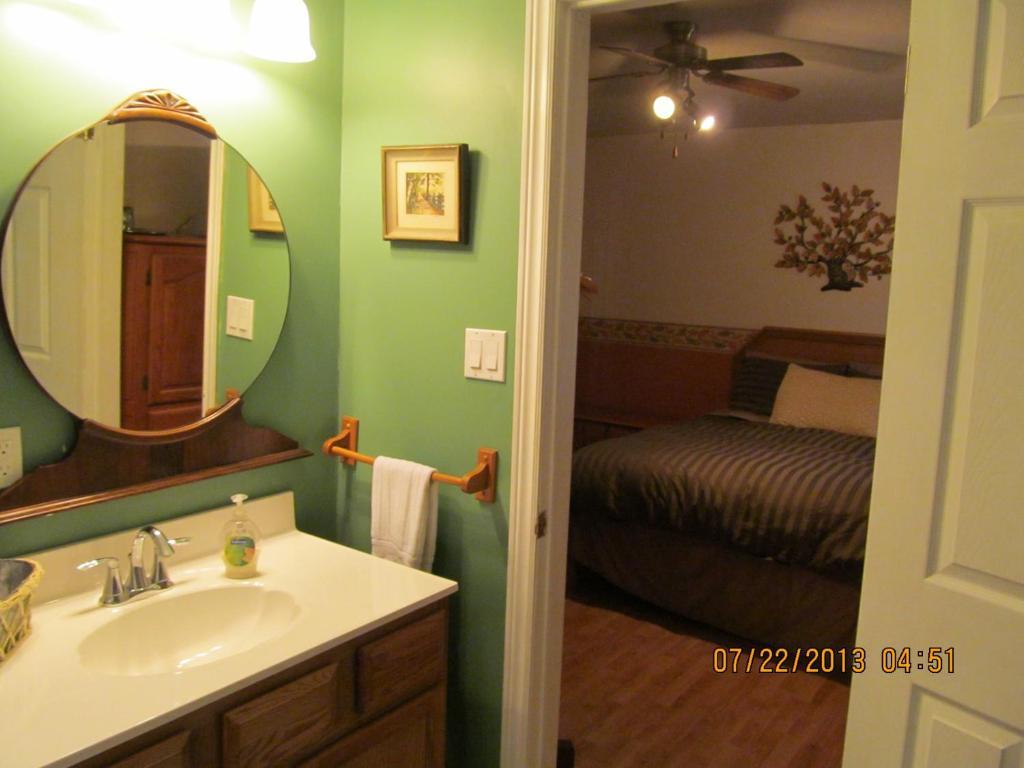 Twin Pines Bed And Breakfast Peterborough Room photo