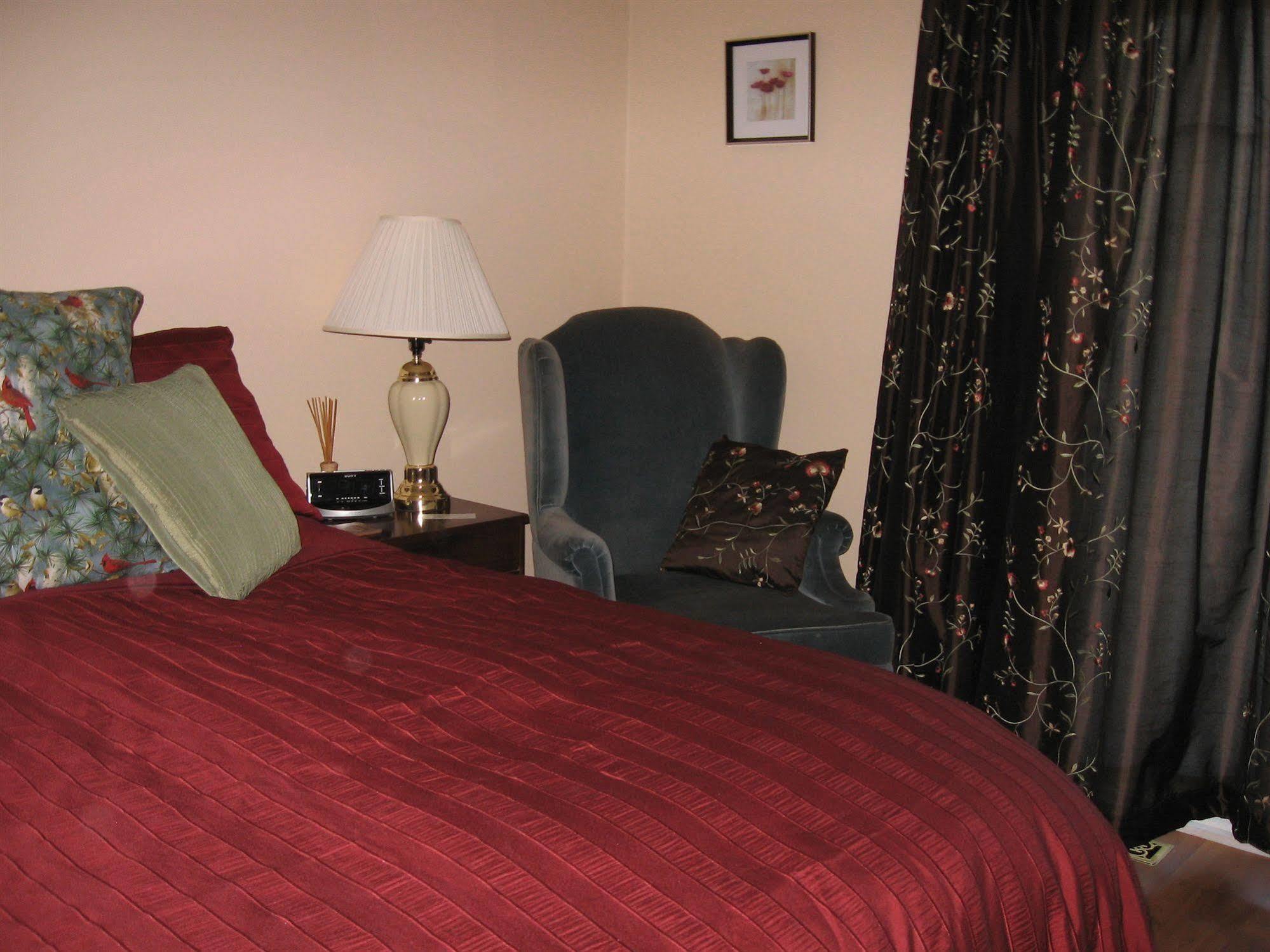 Twin Pines Bed And Breakfast Peterborough Exterior photo